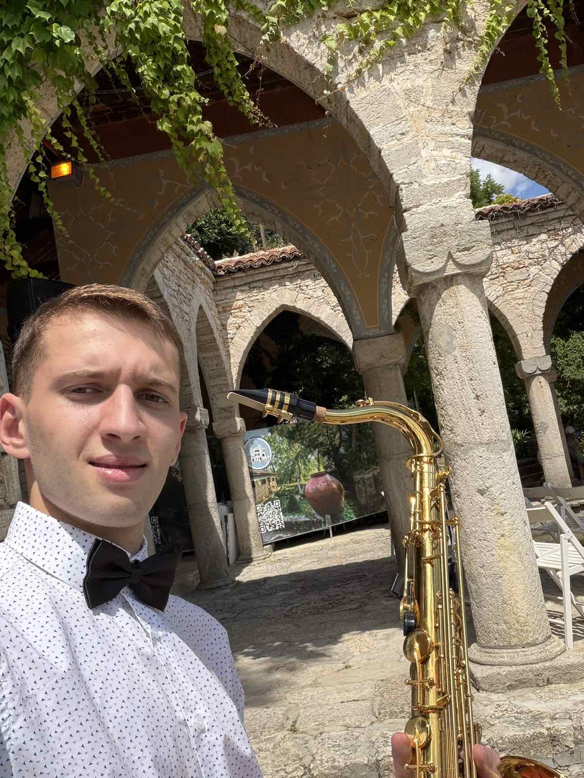 Саксофонист по време на изпълнение на живо